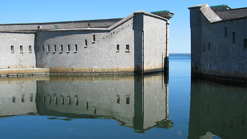 Ruin med öppning ut mot havet.