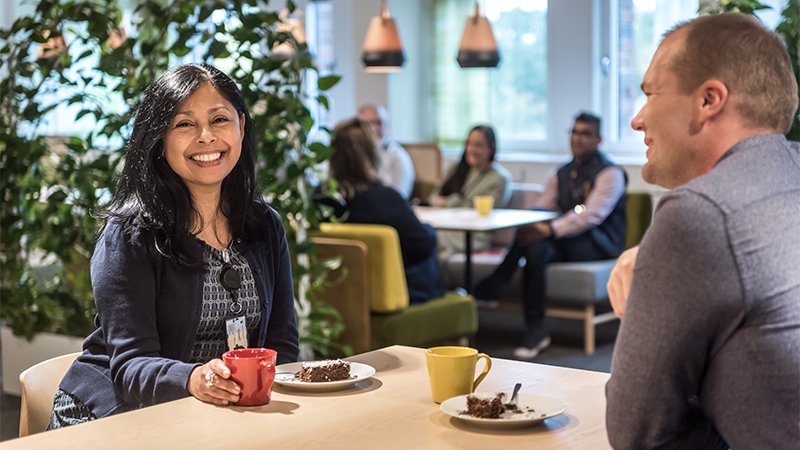 Två personer fikar.