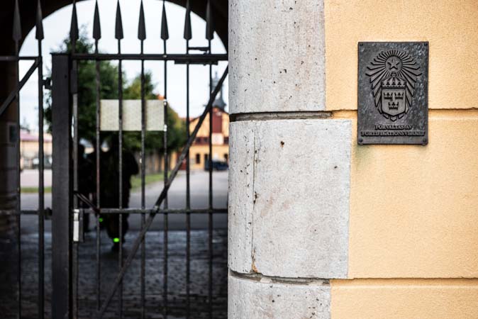 Fortverkets logga på ljusgul fasad