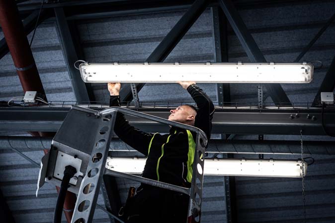 Fortverkare byter lysrör