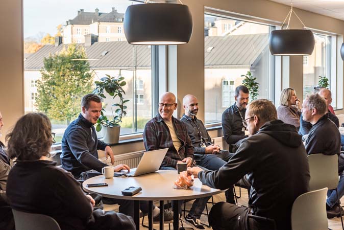 Stormöte i ett fikarum