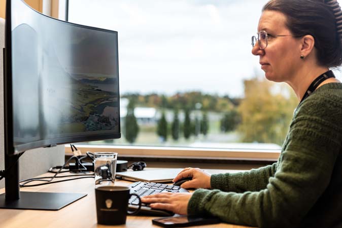 kvinna sitter vid ett skrivbord