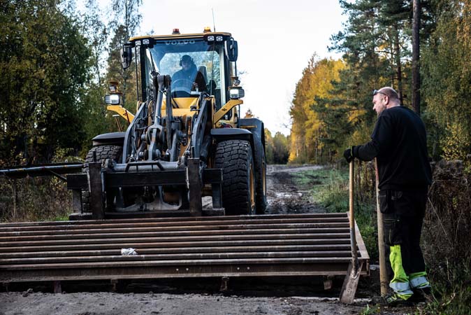 VMP grävmaskin lastar galler drifttekniker står brevdid