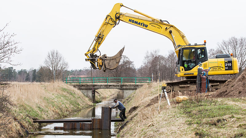 Grävmaskin gräver i en å i Revinge. Foto: Fortifikationsverket