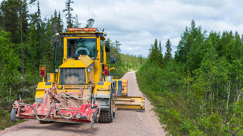 Vägskrapa skogsväg. Foto: Fortifikationsverket