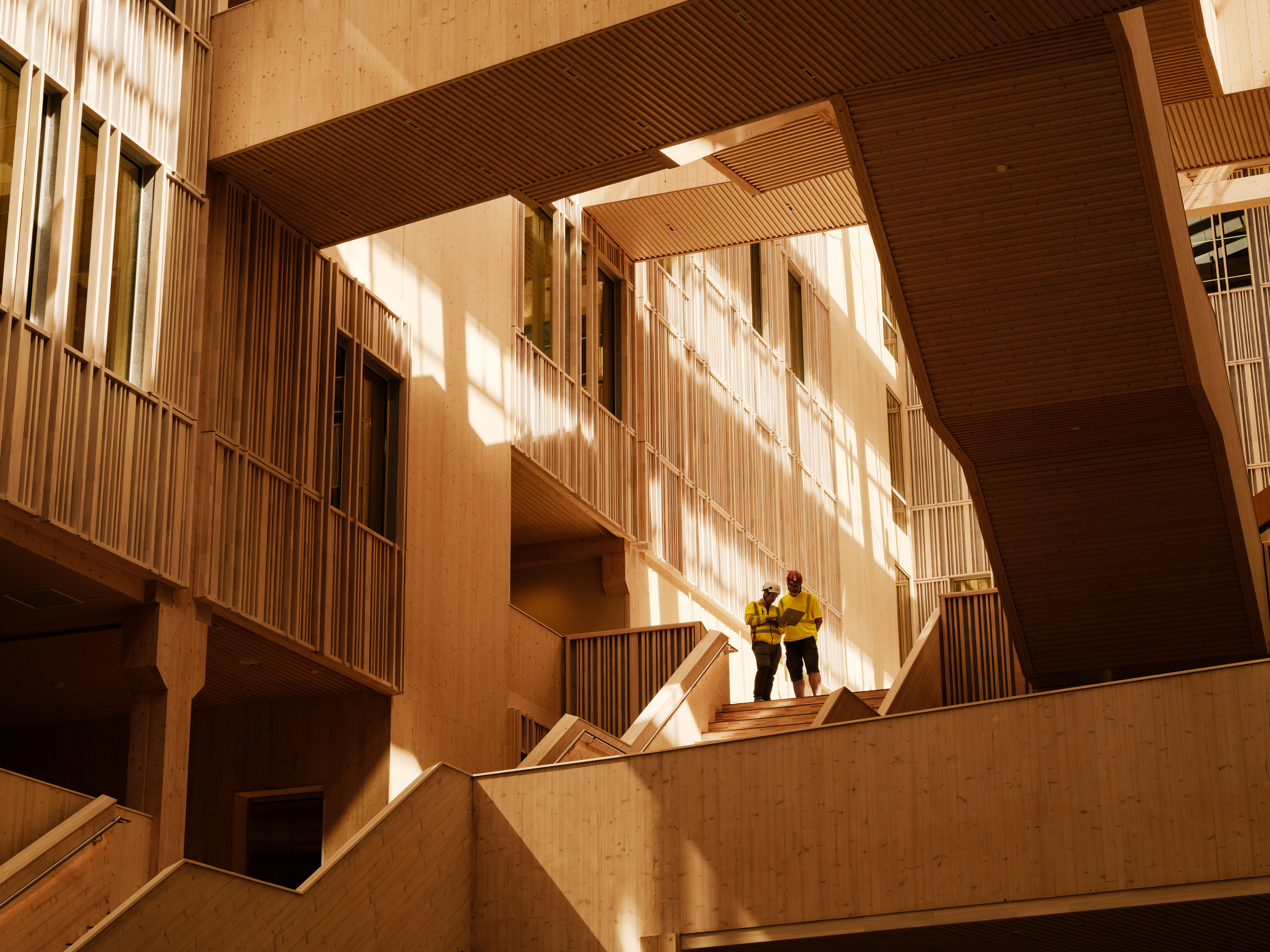 To kollegaer inne i Campus