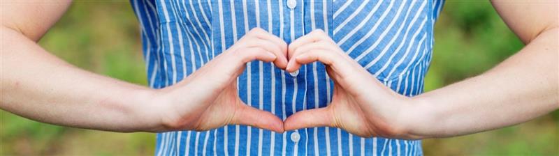 Två händer formar ett hjärta.